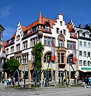 Ravensburg Marienplatz Schad-Brunnen und Kaufhaus 2011.jpg