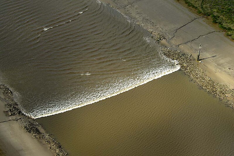 File:River Ribble bore.jpg