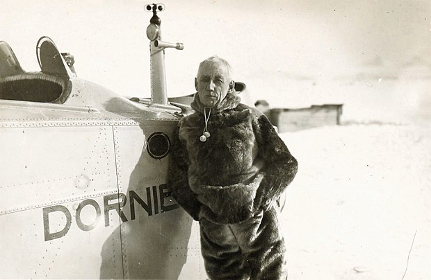 Amundsen and plane in Svalbard (1925)