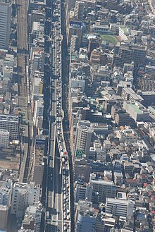 Die Tokioter Autobahn Nr. 4 führt, später als Chūō-Autobahn, von den Bezirken durch einige der Städte im Westen Tokios.