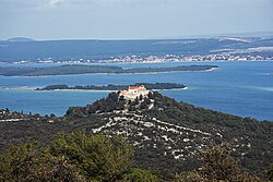 pogled na samostan Sv. Kuzme i Damjana na ostrvu Pašmanu, u daljini ostrva Dužac Veli (bliže) i Babac (u pozadini)
