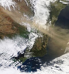 Foehn effect coinciding with the 2009 Australian dust storm (notice the cloud streets forming on the slopes). SE Aust dust storm - MODIS Terra 250m - 22 Sept 2009.jpg