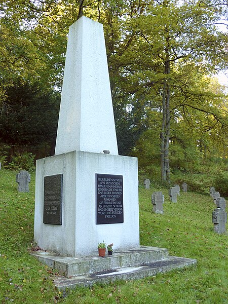 File:SI Hermelsbacher Friedhof Zwangsarbeiter-Denkmal.jpg