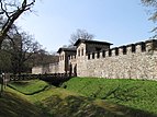 Rekonstruierte Prätorialfront mit doppeltem Spitzgraben und Porta Praetoria am Kastell Saalburg, Hochtaunuskreis, Hessen