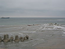 Sandvorspülung mit Tetrapoden am Weststrand