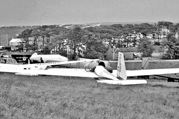 Sailplanes at the 1954 Championships with the three Schweizers of the USA team in the foreground