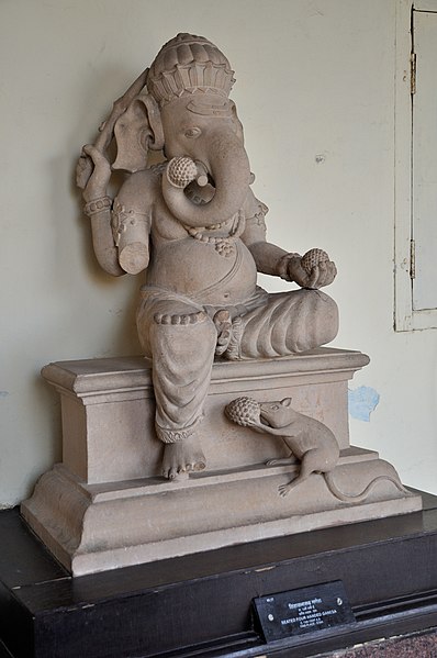 File:Seated Four-handed Ganesha - Circa 13th Century CE - Etah - ACCN 95-17 - Government Museum - Mathura 2013-02-22 4716.JPG