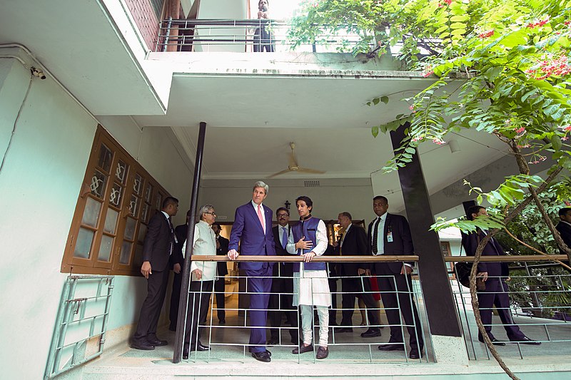 File:Secretary Kerry Looks at a Spot Where a Founder Would Address People in Dhaka (28692595013).jpg