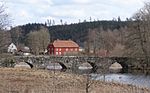 Stenvalvsbro över Viskan vid Seglora söder om Borås. Den tidigare näraliggande träkyrkan finns sedan 1918 på Skansen i Stockholm.