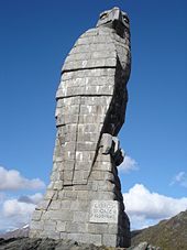 Steinerner Adler nahe dem Strassenscheitel von Erwin Friedrich Baumann