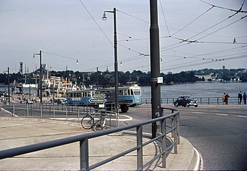 Slussens trafikkarussell har inte förändrats sedan det byggdes 1935. Bilden tillvänster är från 1963, bilden till höger från 2007, vy mot öst. 1967 infördes högertrafik i Sverige och spårvangnarna med sina kontaktledningar försvann från Stockholms stadsbild. Bilderna är tagna av samma fotograf, Holger Ellgaard, den från 1963 på diafilm Agfacolor CT 18, den från 2007 med en digitalkamera.