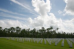 Headstones, facing west. SouthFloridaNatlCemeteryRows.jpg