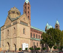 Façana neoromànica de la catedral d'Espira; la nova ala oest (esquerra), de Heinrich Hübsch, destaca clarament de la part més antiga de l'edifici.