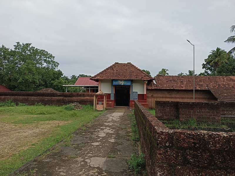 File:Sree Unnikrishna temple, Kinathil 3.jpg