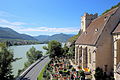 Blick vom Wehrturm in St. Michael stromaufwärts. Rechts die älteste Kirche der Wachau