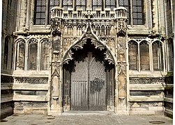 Puerta occidental de la torre