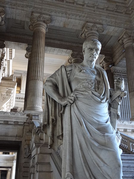 File:Statue dedans le Palais de justice.JPG