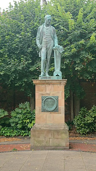 File:Statue of MP M.T.Bass.jpg