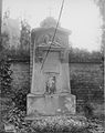 Grab Lanners, aufgenommen 1904 von August Stauda. Das Grab wurde 1927 aufgelassen und die Gebeine auf den Zentralfriedhof Wien umgebettet. Der Grabstein wurde in den Strauß-Lanner-Park miteinbezogen.