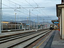 I binari passeggeri della stazione. Al binario 1 si vede il vagone diretto a Sesana del treno Opicina - Lubiana