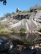 Steinbruchsee 'Burgweiher' mit Ruine Flossenbürg - panoramio.jpg