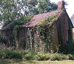 Newell-Johnson-Searle House Property, Oskaloosa, KS, yapının güney tarafında taş bina.jpg