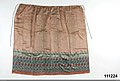Stort förkläde i mönstrat sidensatin, rosa botten med små invävda strödda blad - Nordiska museet - NM.0111224.jpg