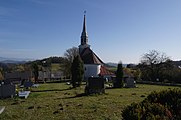 Strážná, pohled na vesnici a kostel od hřbitova