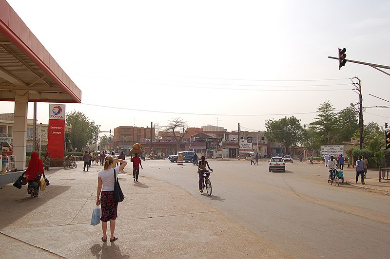 File:Street scene niamey 2006 002.jpg
