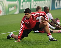 Football player Luis Suárez estirant-se abans d'un partit.