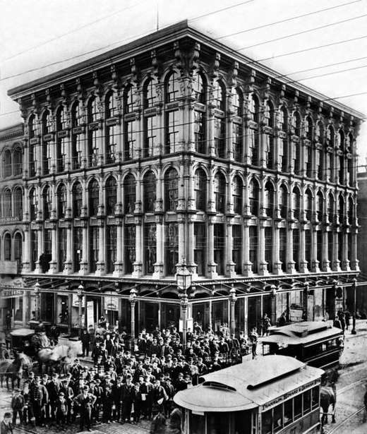 Het Sun Iron Building (1851), voormalig hoofdkantoor van dagblad Sun (voorloper van The Baltimore Sun), was het eerste grote gebouw in het land met gietijzer toegepast in de constructie