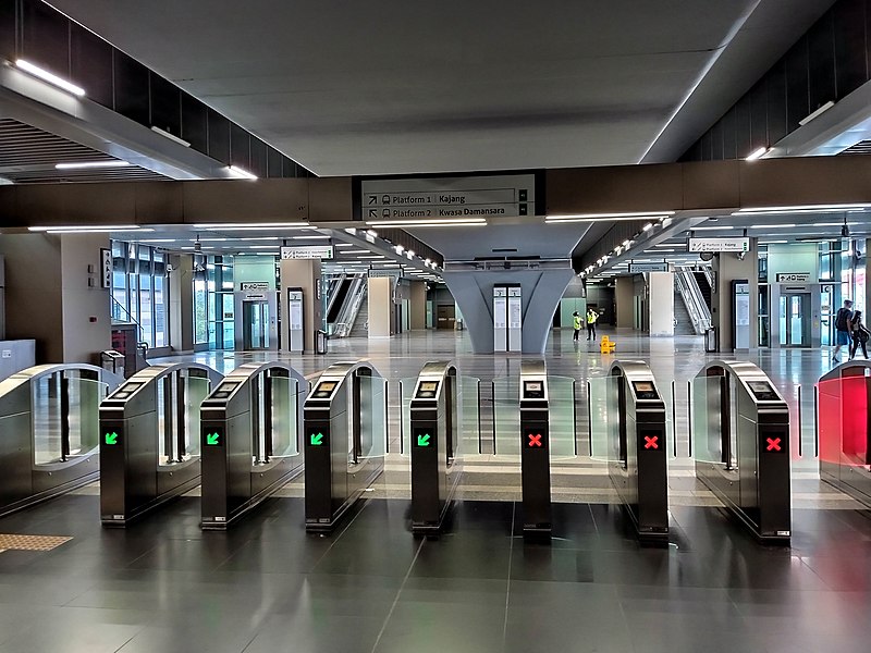 File:Surian MRT Station (KG07) Concourse (220724) 3.jpg