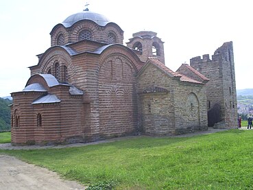 Поглед на северну страну манастирске цркве на којој се налази Милутинова капела