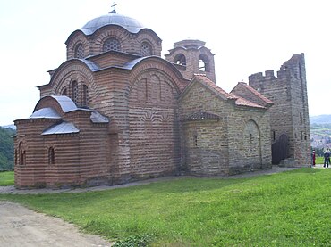 Поглед на северну страну манастирске цркве на којој се налази Милутинова капела