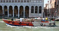 Доставка посылок в Венеции на лодке компании