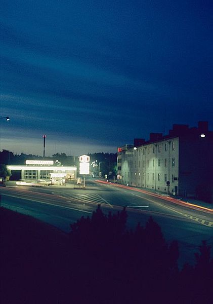 File:Tapionkatu Sepänkatu hämärässä 1981.jpg