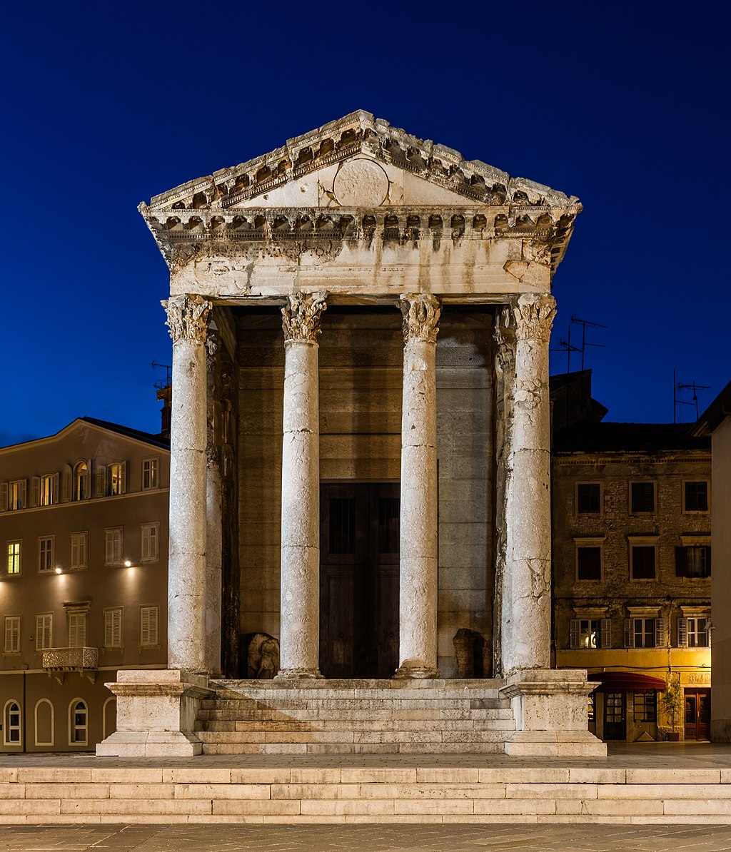 Templo de Augusto, Pula, Croacia, 2017-04-17, DD 71-73 HDR.jpg