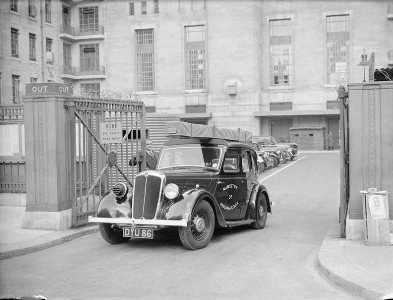 File:The work of the Ministry of Information Mobile Film Unit, UK, 1940 D1199.jpg