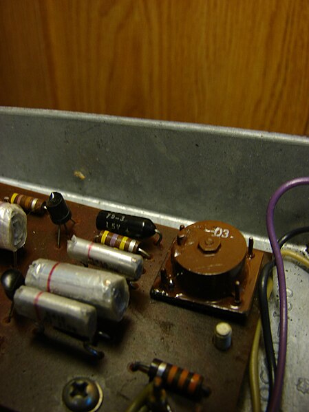 File:Thomas Organ Crybaby (vintage) insides - "the stack of dimes" inductor.jpg