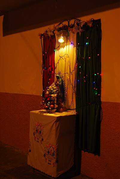 File:Ticul Yucatán La Virgen a noche.jpg