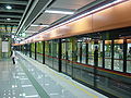 Eine Station der U-Bahn von Guangzhou in China. Die Linie 3 hat den längsten Tunnel der Welt, der 60 Kilometer lang ist.