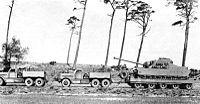 2両の重連牽引でトータス重突撃戦車を運搬する、イギリス陸軍ライン軍団所属のM20（1948年）