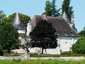 Le château de Lauterie, avec son parc clôturé par un muret en premier plan.