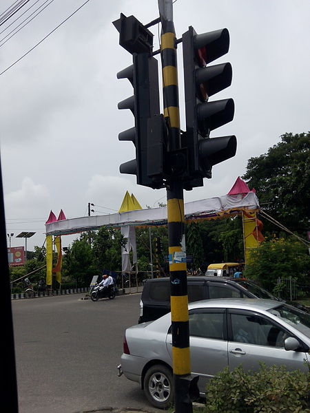 File:Traffic Light Signal Post at Dhaka 2014.jpg