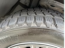Wear bar and tread wear indicator on the snow tire tread Tread Wear Indicators of Studless Tire.jpg