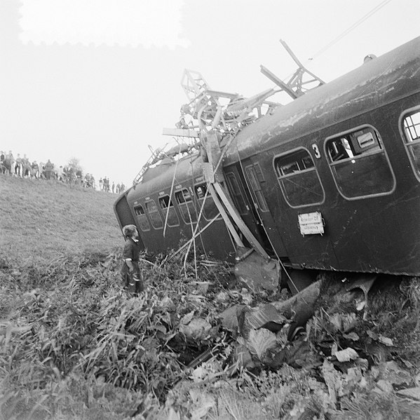 File:Treinontsporing Sloterdijk, Bestanddeelnr 904-7911.jpg