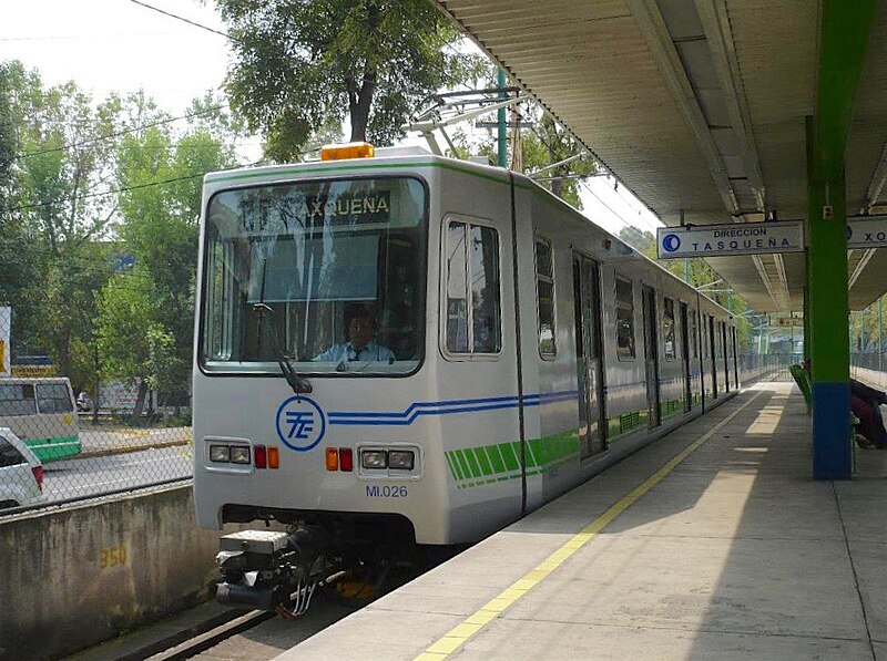 File:Tren ligero mexico DF.JPG