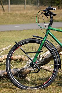 Low rider bicycle luggage carrier