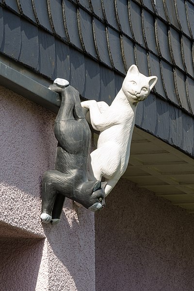 File:Two cat figures on a residential building in Mörfelden-Walldorf - Germany - 01.jpg