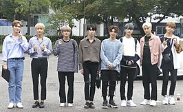 Up10tion bij KBS Music Bank in 2019 V.l.n.r. : Gyujin, Sunyoul, Hwanhee, Xiao, Jinhoo, Bitto, Kogyeol en Kuhn (Jinhyuk en Wooseok niet op de foto)